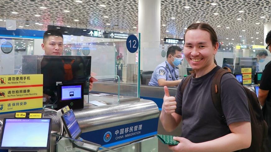 中国对俄罗斯试行免签政策 深圳机场口岸迎来首位俄罗斯旅客