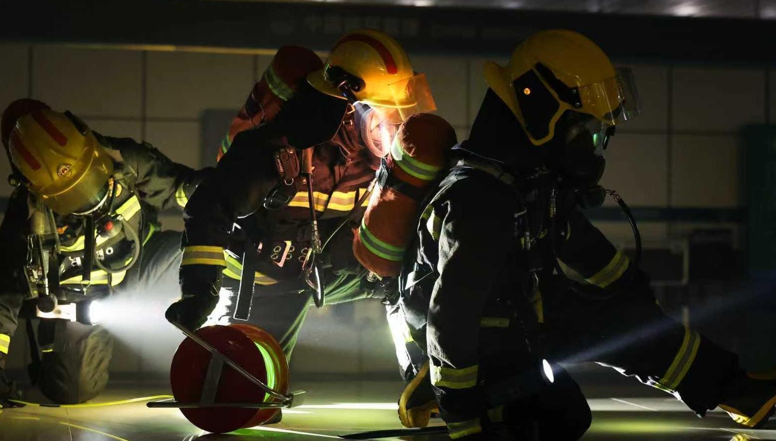 深港联合救援实战演练 出动侦察机器人排烟机器人