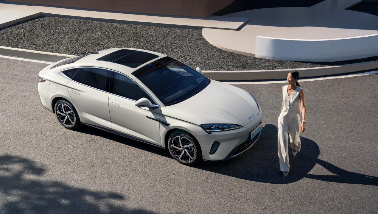 搭载云辇-C、激光雷达、冷暖冰箱 比亚迪2026款海豹07DM-i上市