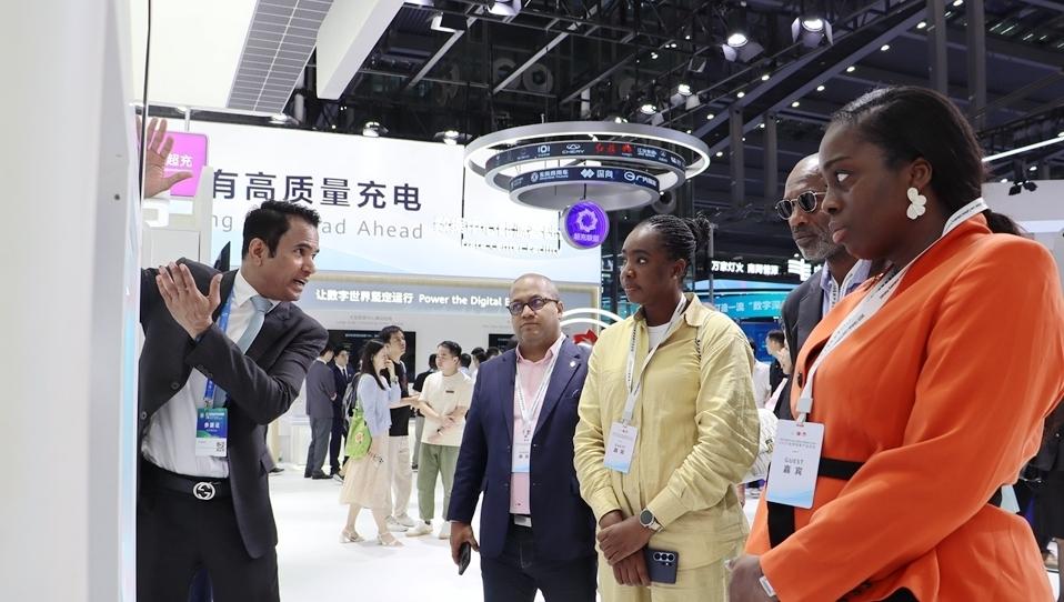 2025国际数字能源展在深开幕 全链条视角共绘全球能源转型新蓝图