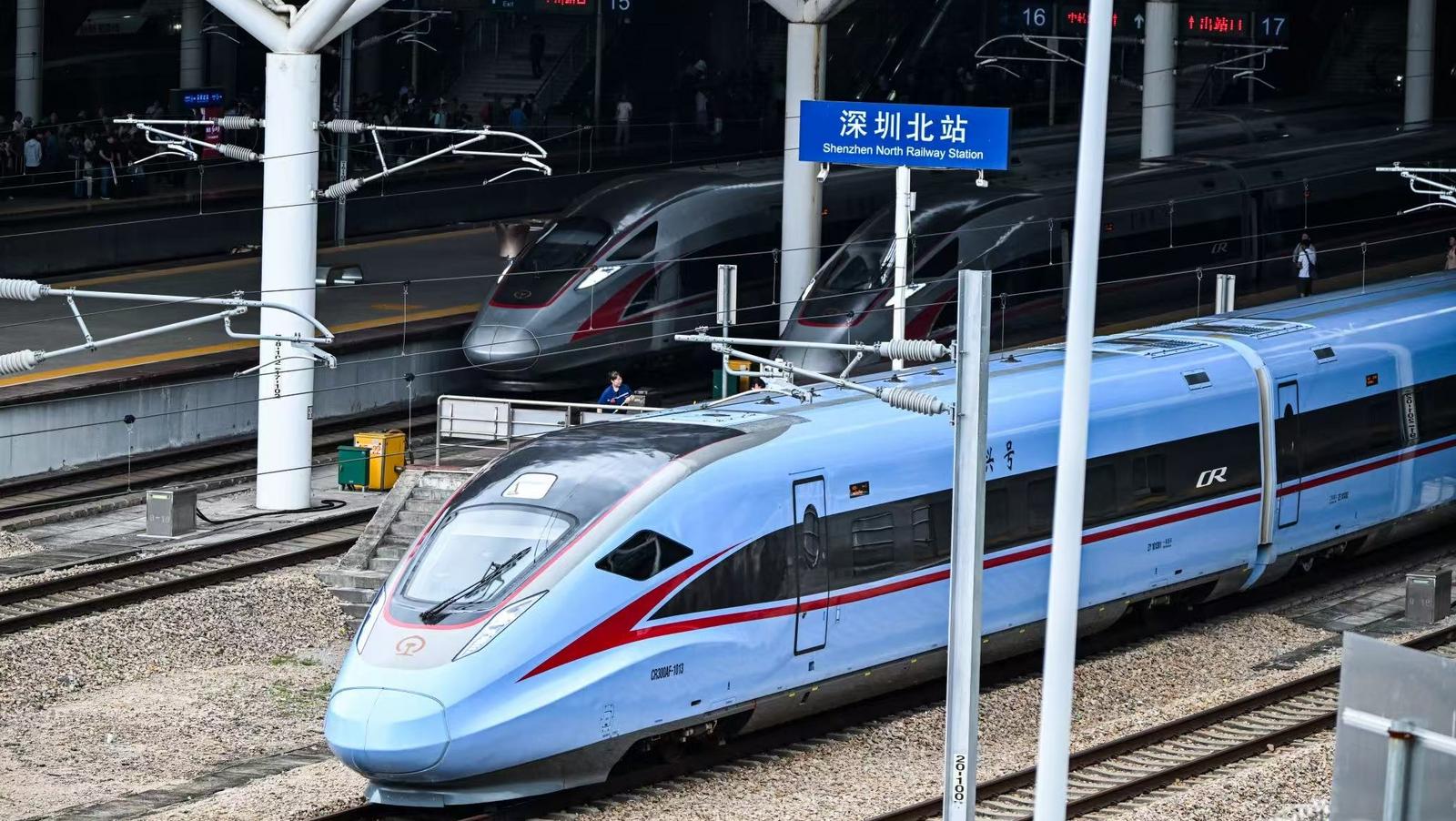 受超强台风“桦加沙”影响，9月24日广东省内所有高铁、普速列车停运