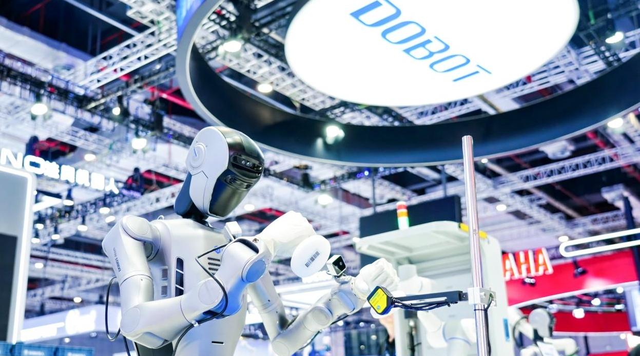 越疆率先开启具身工业时代，实现全球首次多形态通用具身机器人协同常态化作业