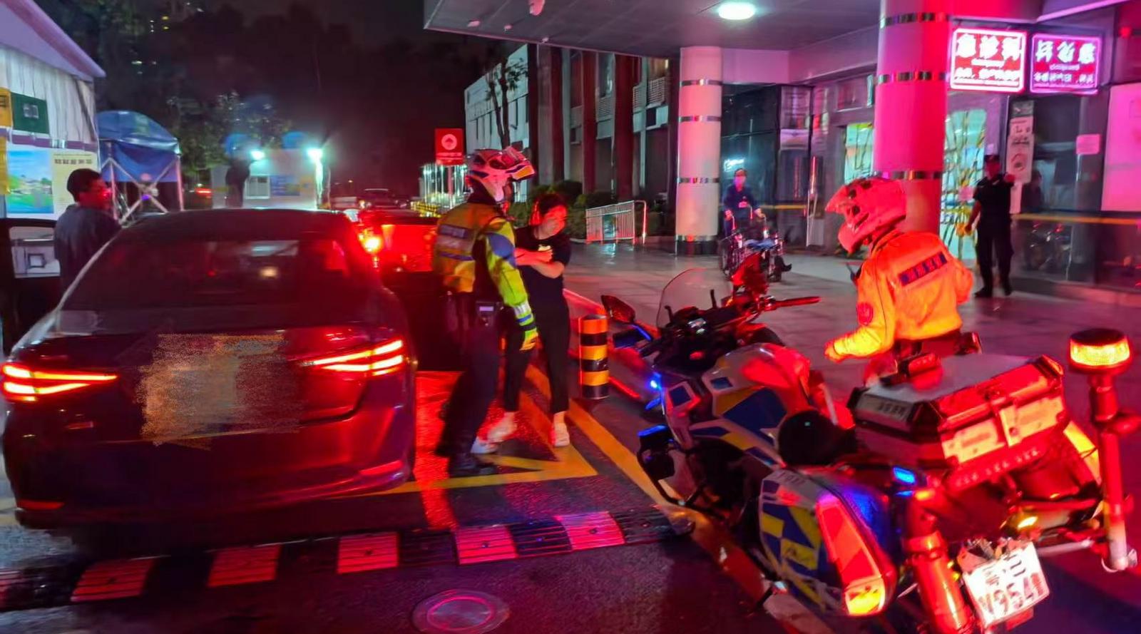 超强台风夜准妈妈们紧急送医  深圳交警铁骑开路护航