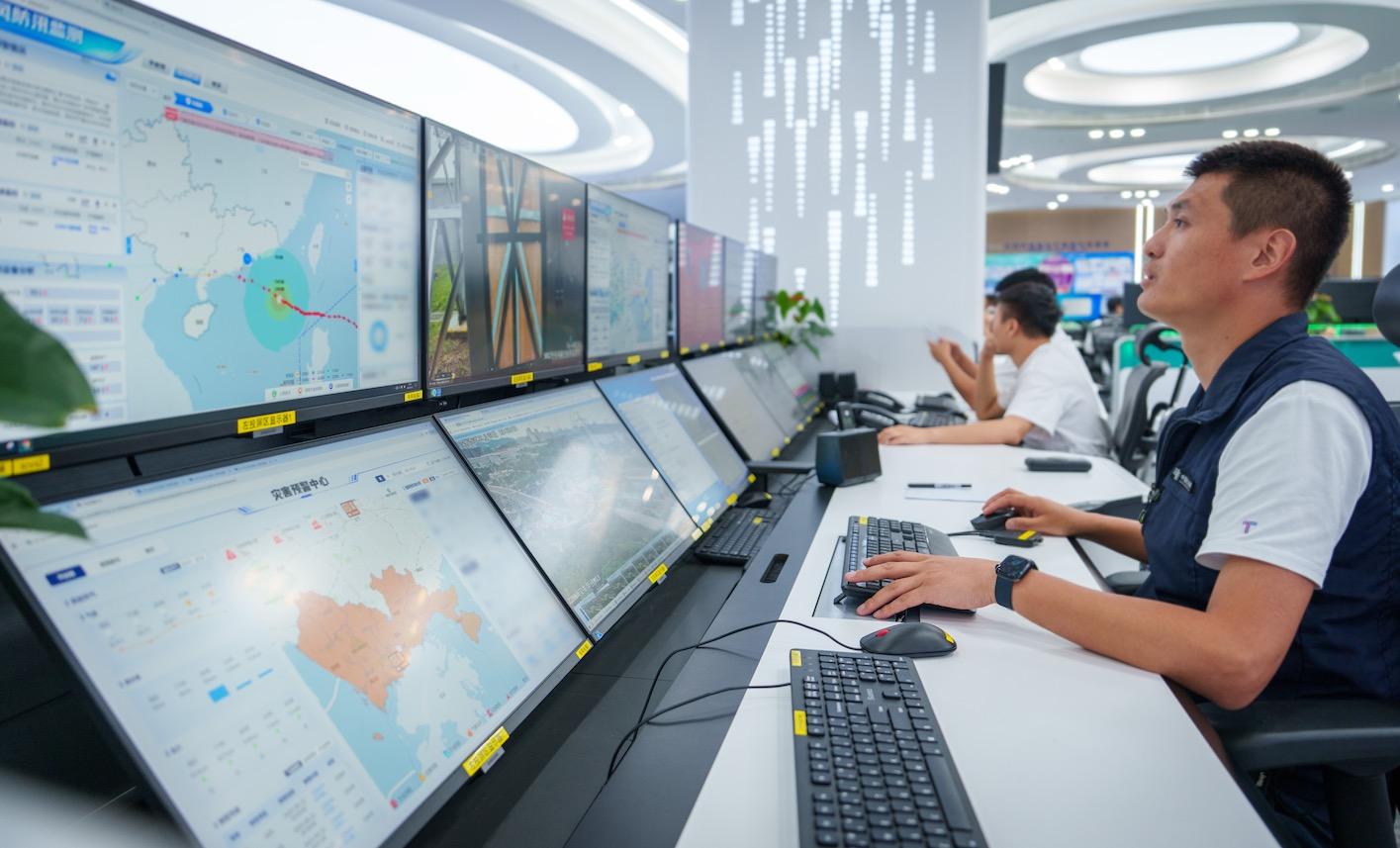 深圳供电人员按照“先复电 后抢修”的原则全力做好复电工作