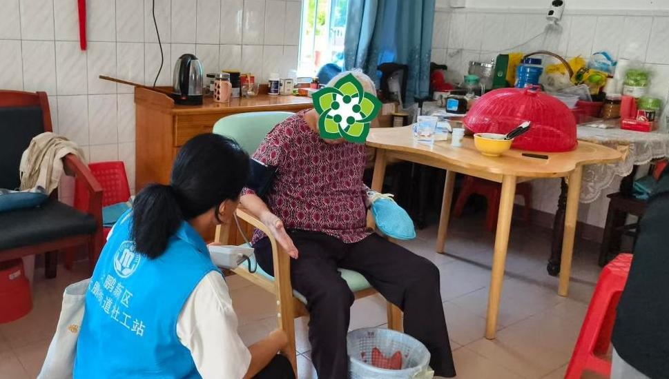 台风中的“民政温度”：深圳“双百”社工坚守一线  24小时温情守护