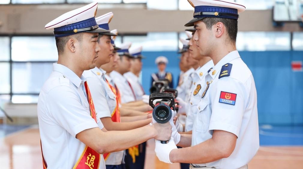 深圳消防举行夏秋季消防员退出欢送仪式 31名消防员开启人生新征程