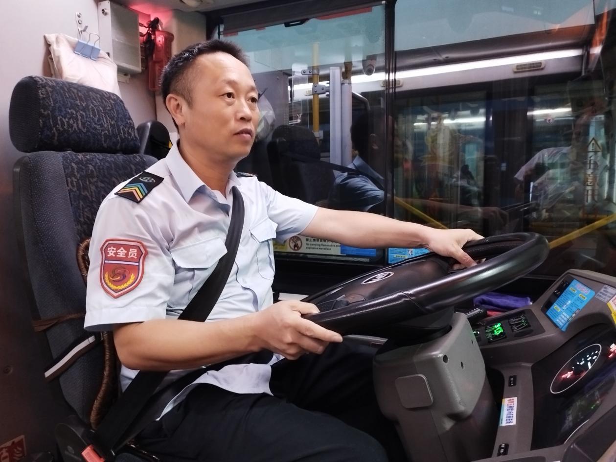 将平凡做到极致：喻德洪，一位公交司机的“零事故”坚守