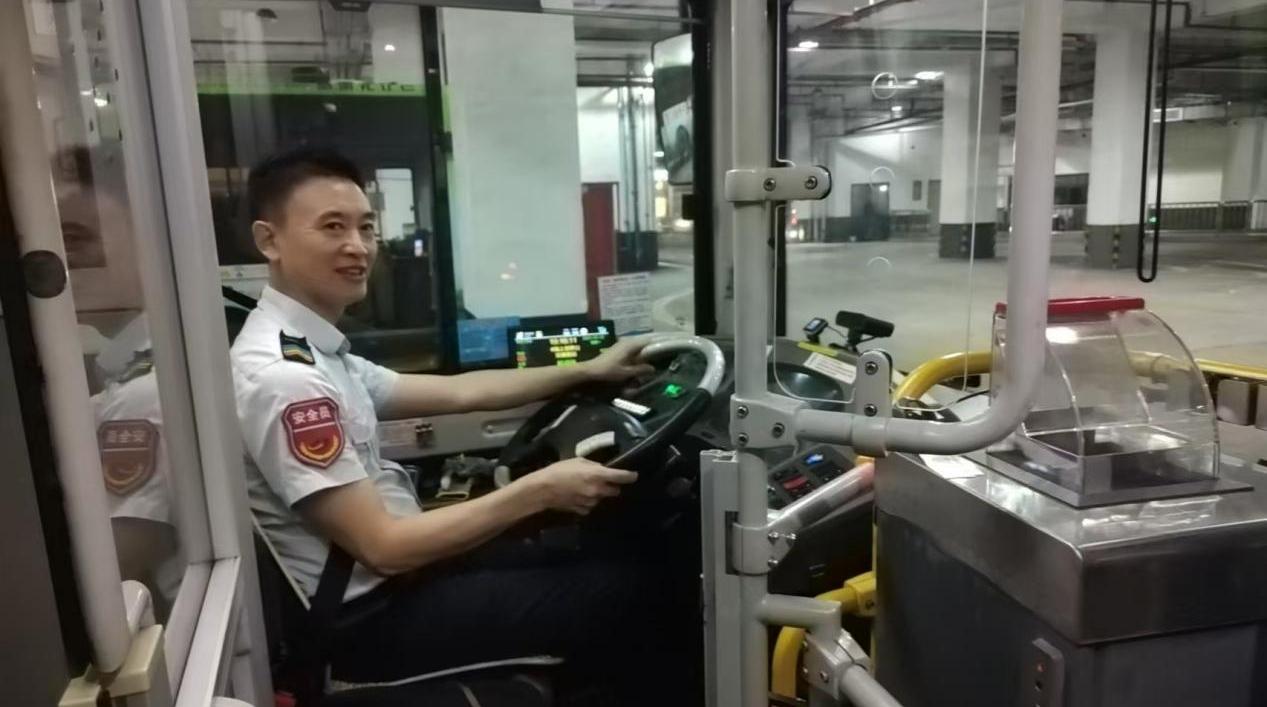 深圳37路公交司机陈伟：监控镜头记录下一趟行程四次伸援手