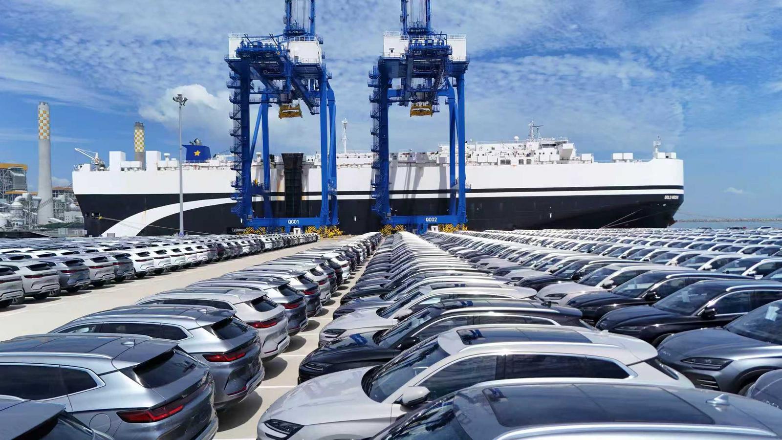 小漠国际物流港开通非洲航线 805辆新能源汽车滚装出口摩洛哥