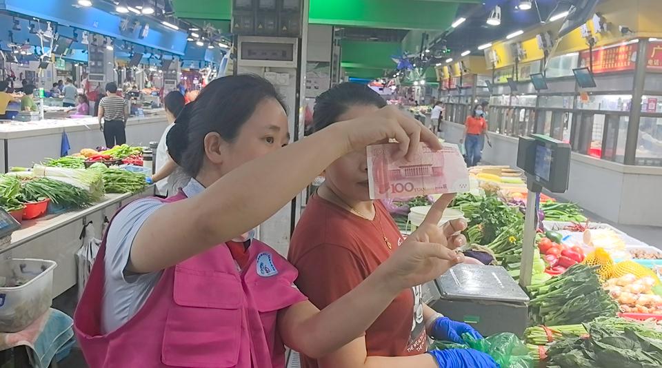 浦发银行深汕支行走进菜市场 守护市民“钱袋子”和“菜篮子”