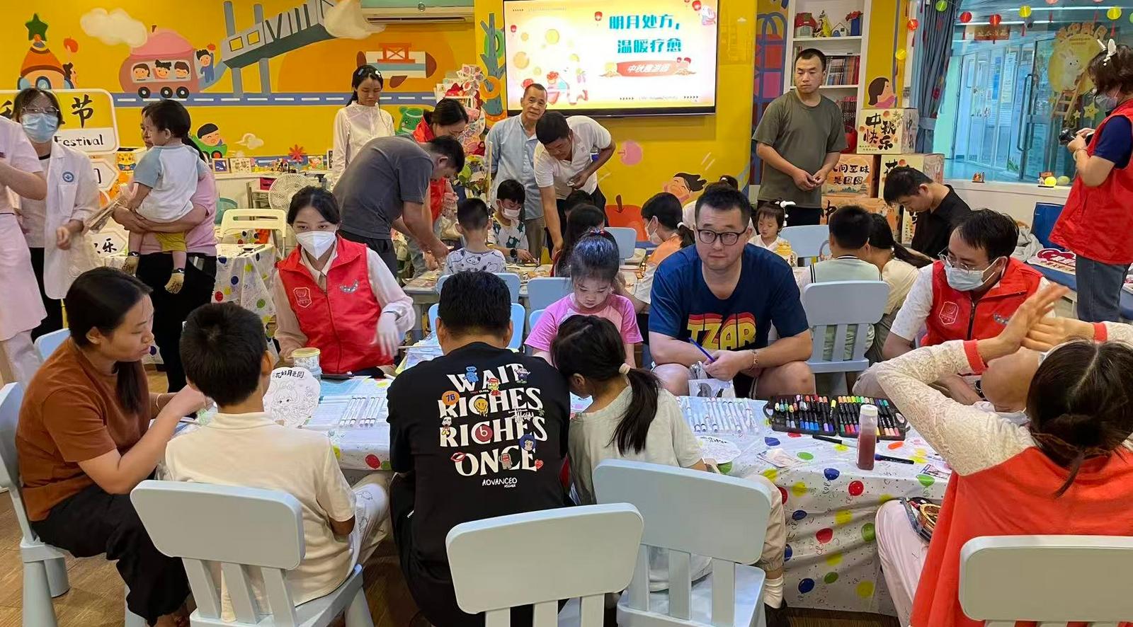 明月处方温暖疗愈 深圳市儿童医院·Vcare关爱空间举行中秋特别活动