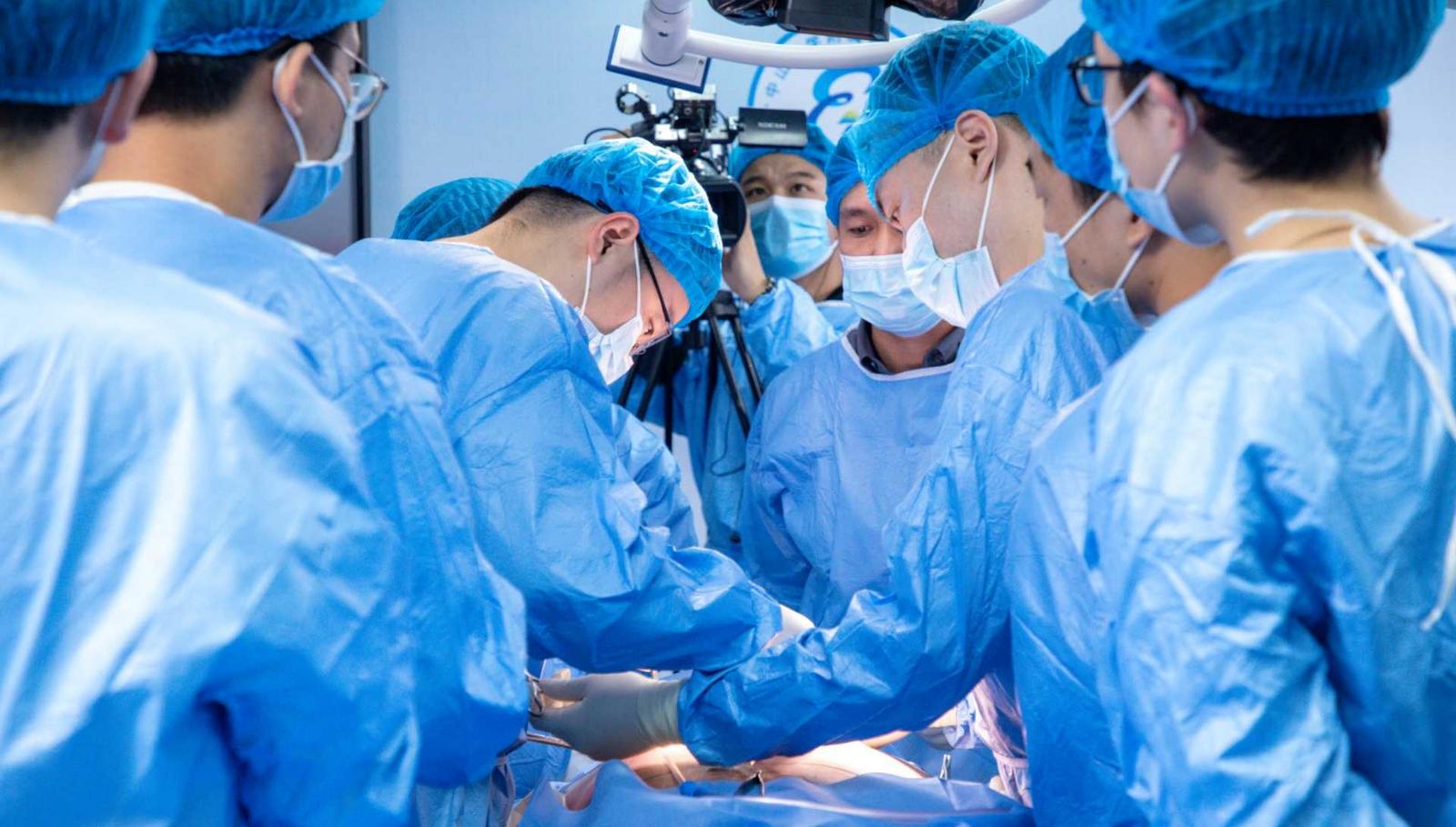 瞒着所有人，每晚躺下就像“躺钉板”！她一跤摔出脊柱“刺客”