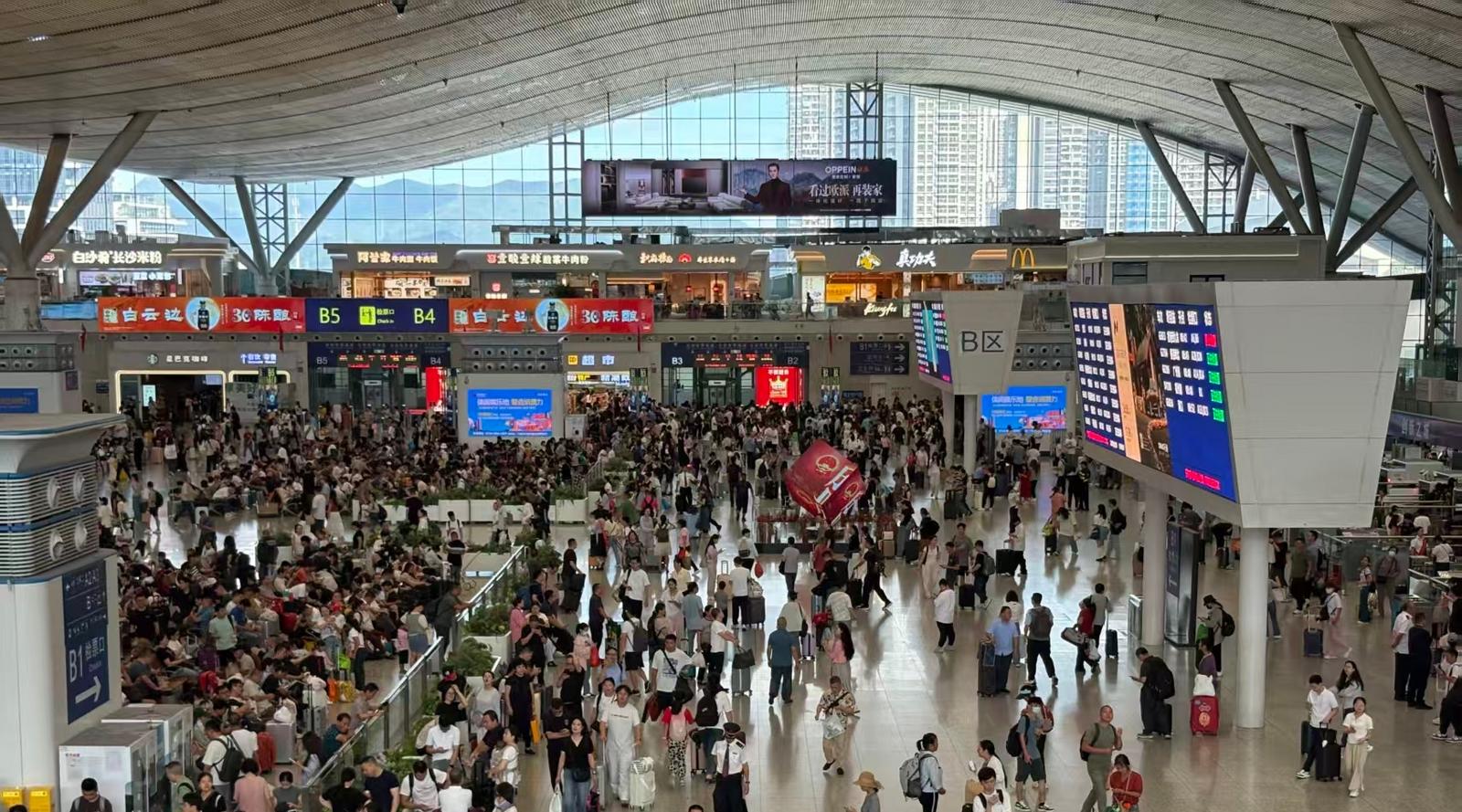 深圳铁路国庆中秋运输启动 全力保障旅客顺畅出行