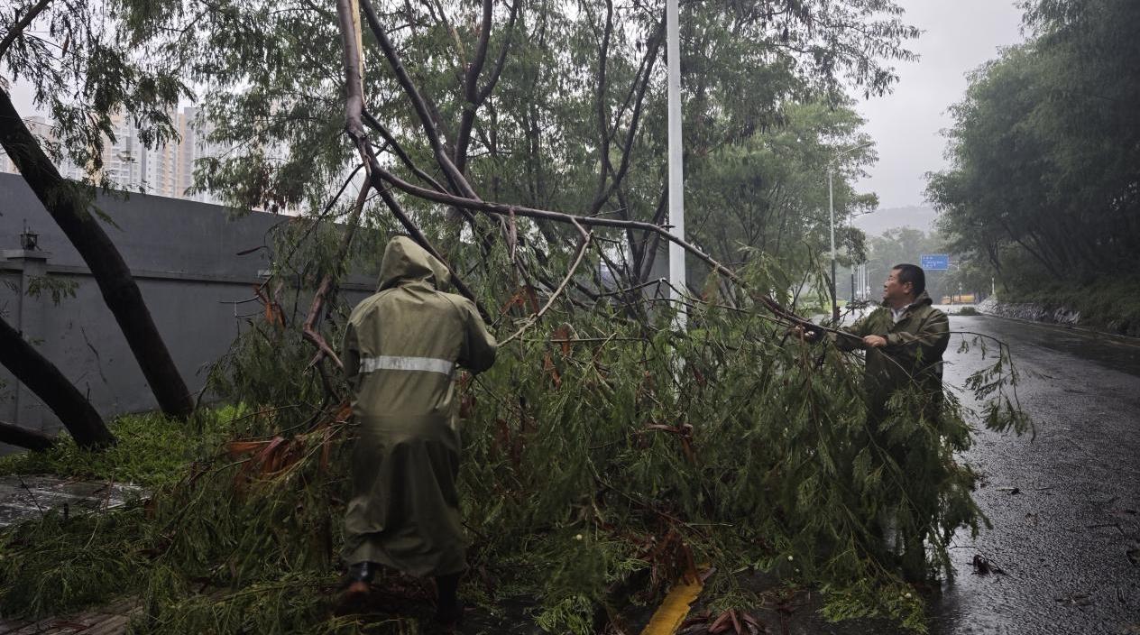 风雨无阻守平安 安托山车队全力应对台风天气开展场站加固和清洁工作