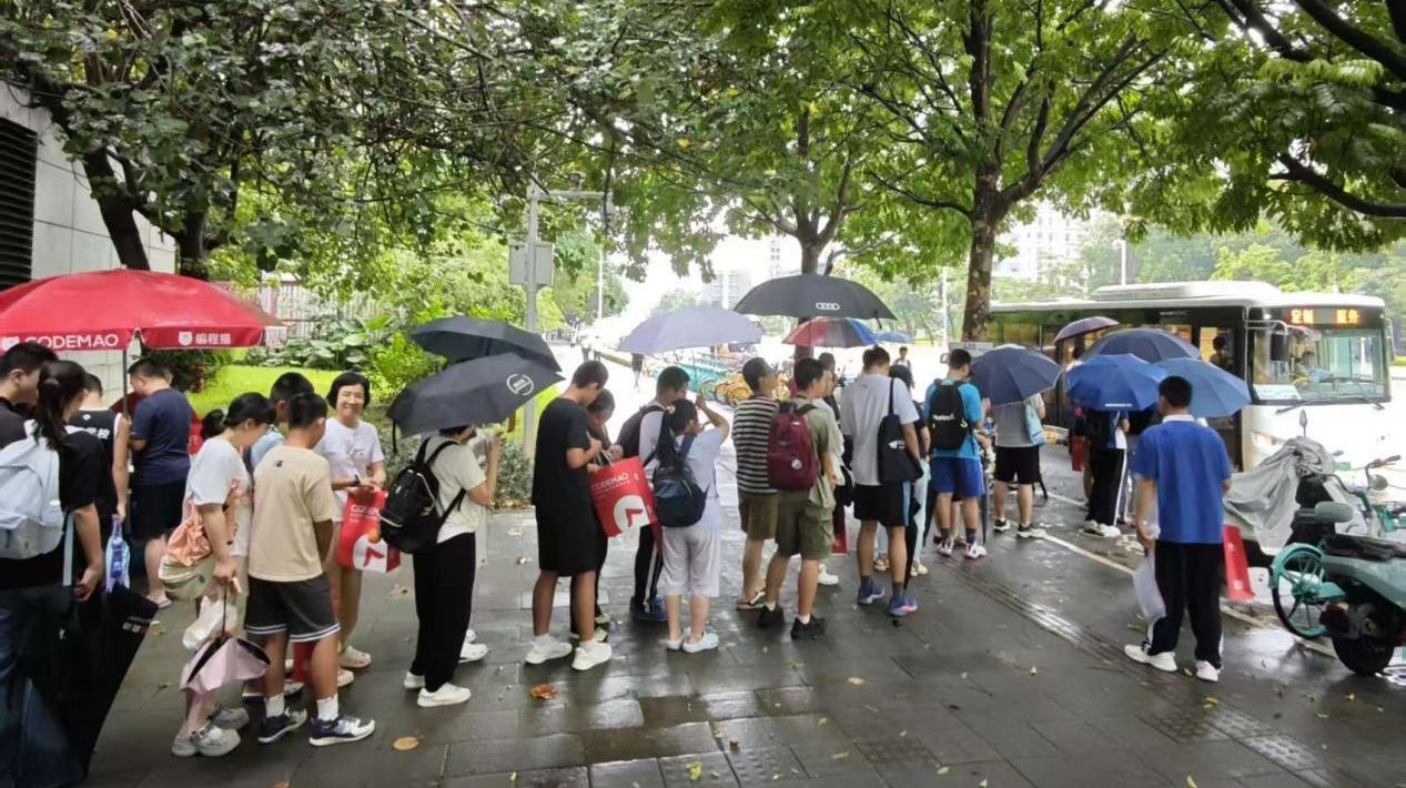 三方联动精准服务 深巴四分公司安托山车队开行地铁接驳专线助力考生出行