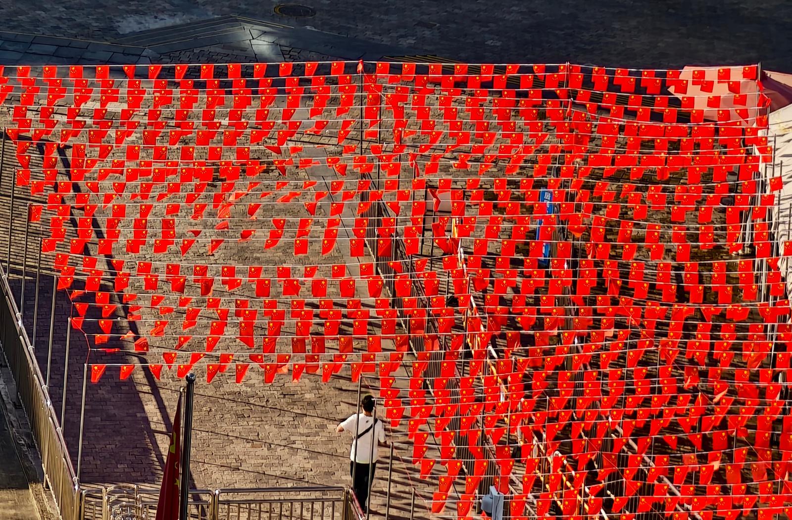 国庆节中英街国旗飘扬 深港居民共绘爱国画卷