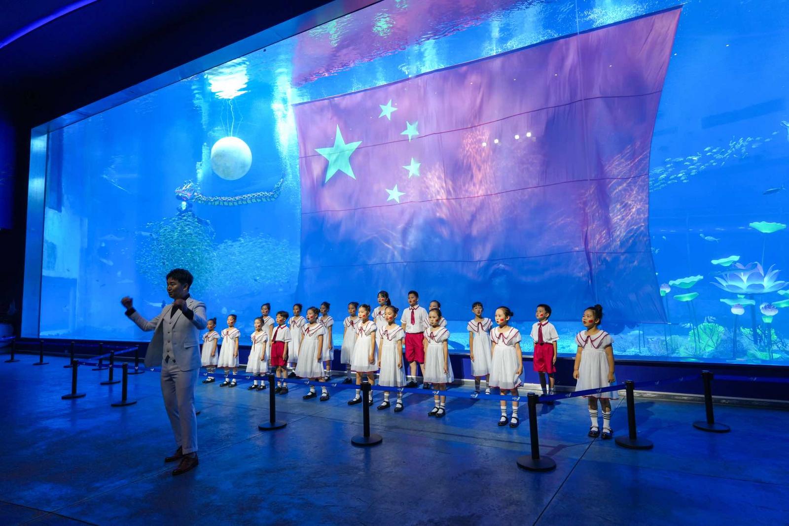 小梅沙海洋世界举行巨幅水下国旗巡游仪式献礼国庆