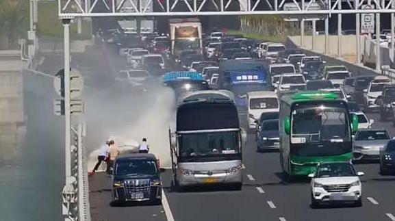 太暖了！深中通道小车起火，三位过路司机挺身而出1分钟内控制住火势