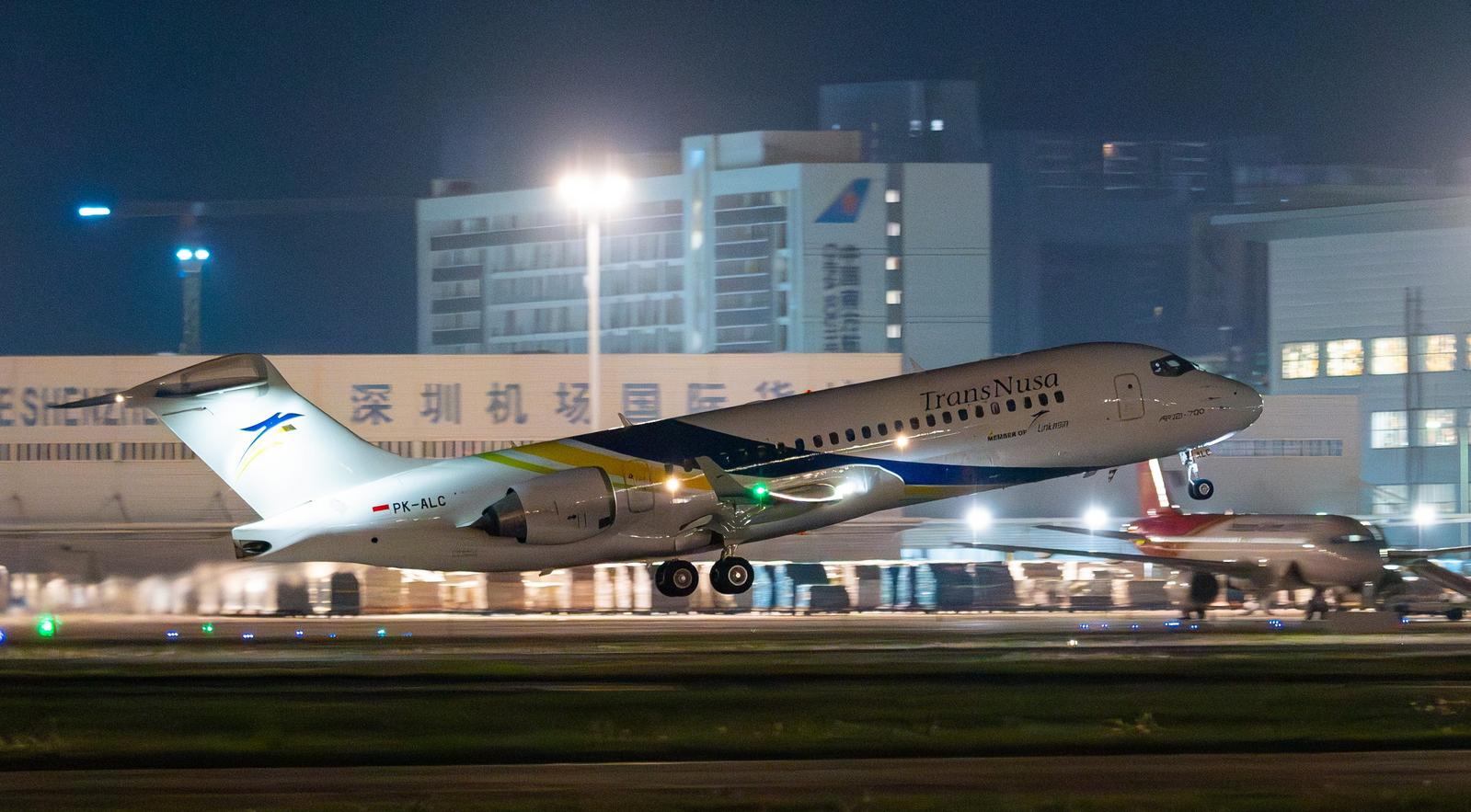 深圳开通直飞印度尼西亚美娜多航线 深圳机场首次迎来国产客机 C909