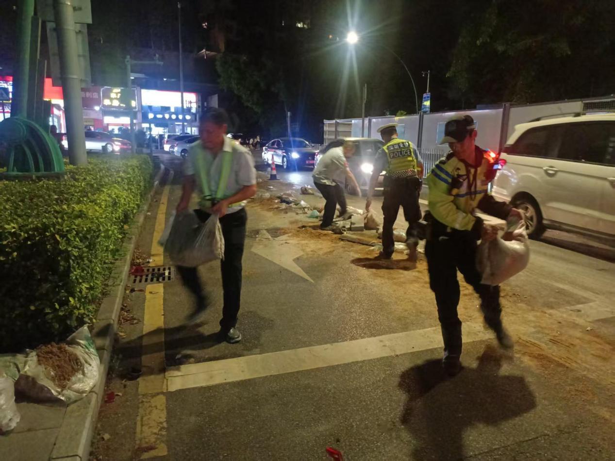 国庆路上的“安全卫士”：侧翻货车连环撞 深巴邻海车队深夜奋战救援