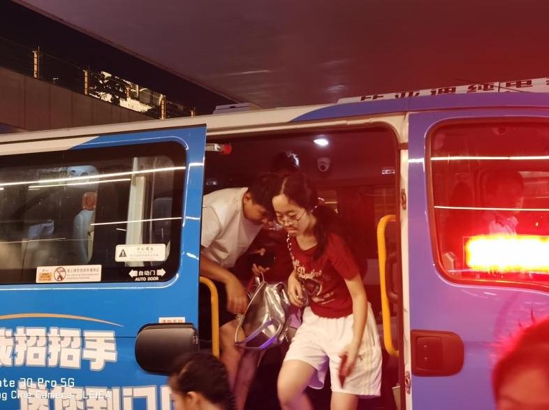 深巴四公司开通国庆定制观光专列 焕新松坪山居民夜游体验