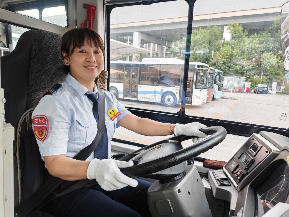 当城市按下欢庆键 公交驾驶员在岗“编织”深圳温度