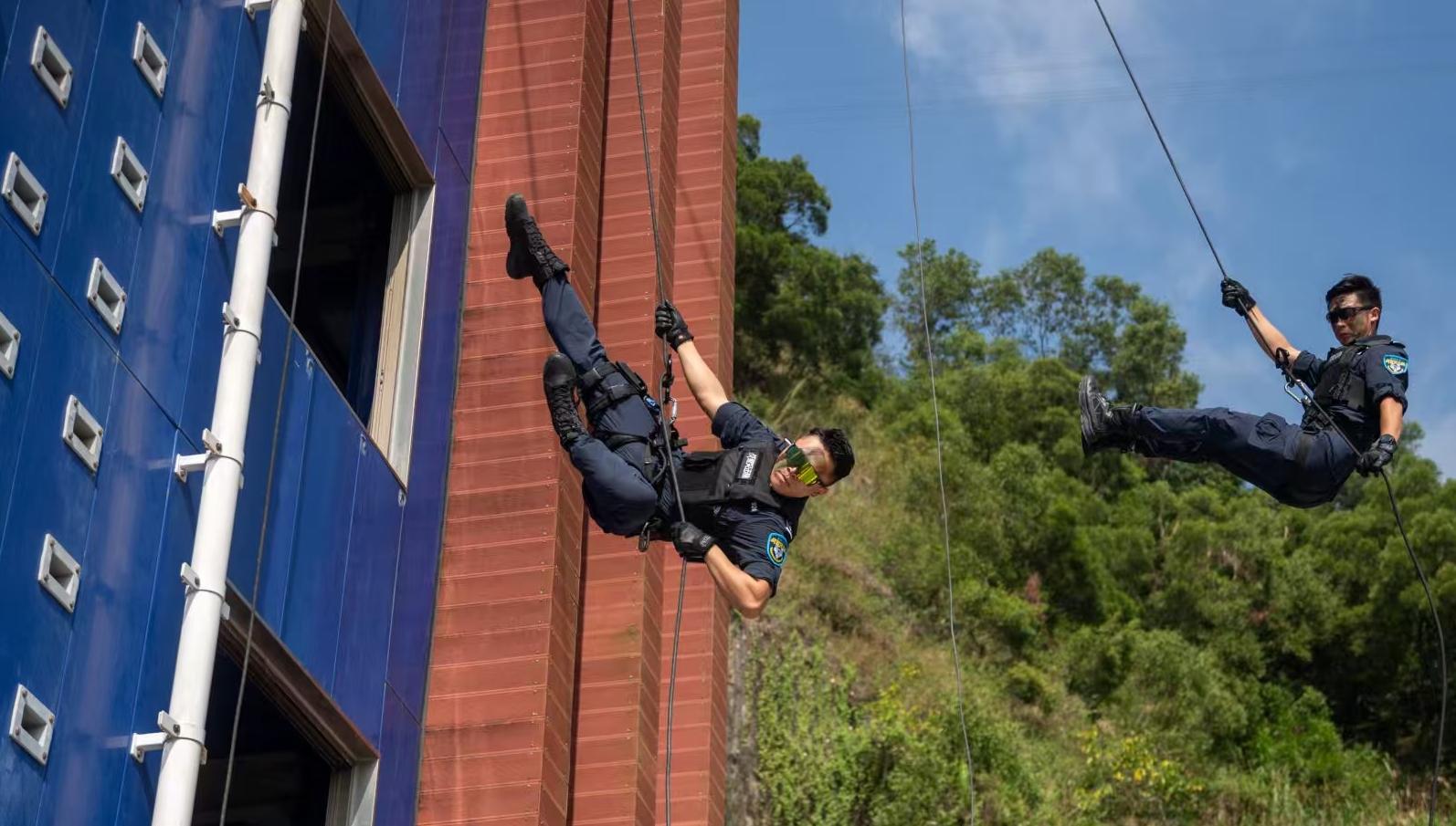 最刚性队伍带来最硬核守护 深圳公安警营开放日举行特警支队专场活动