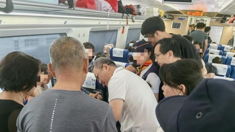 80岁长者高铁上突发意外！广中医深圳医院医护挺身救援