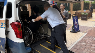养老院门口有了颐养专车 深圳无障碍出租车让长者生活圈更大了
