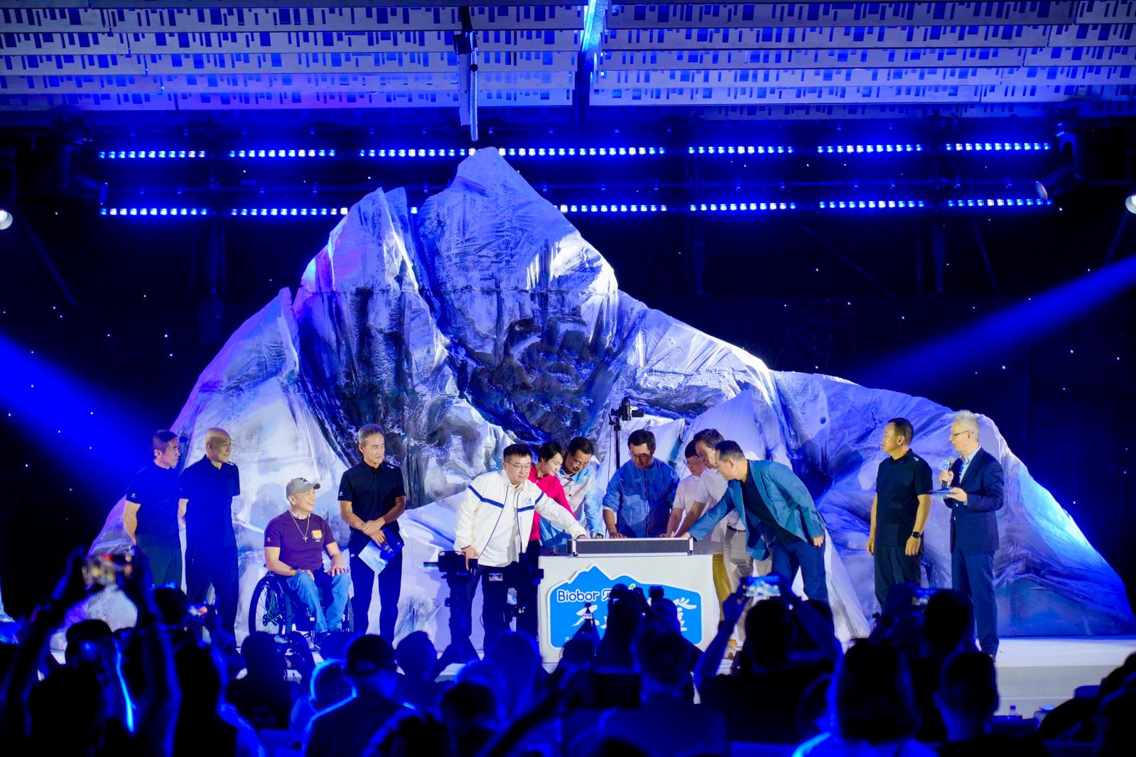 百名登顶者共话攀登精神，深圳以“向上”答案定义城市新高度