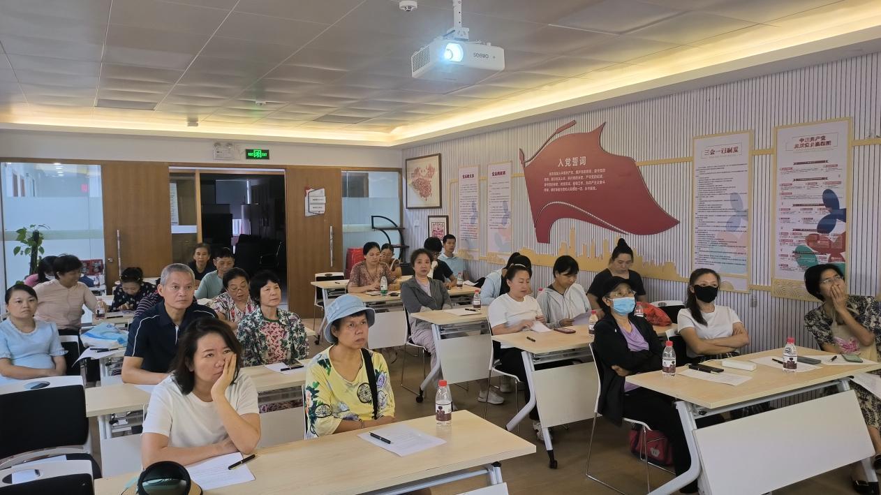 AI夜校系列活动赋能社区居民，掀起“全民学AI、用AI”热潮