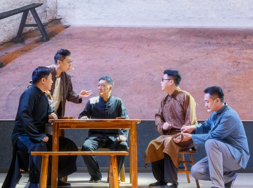 校社联动共筑“红色筑基”育人新路径！白石龙社区原创话剧《烽火驿站》走进深圳市格致中学民治校区