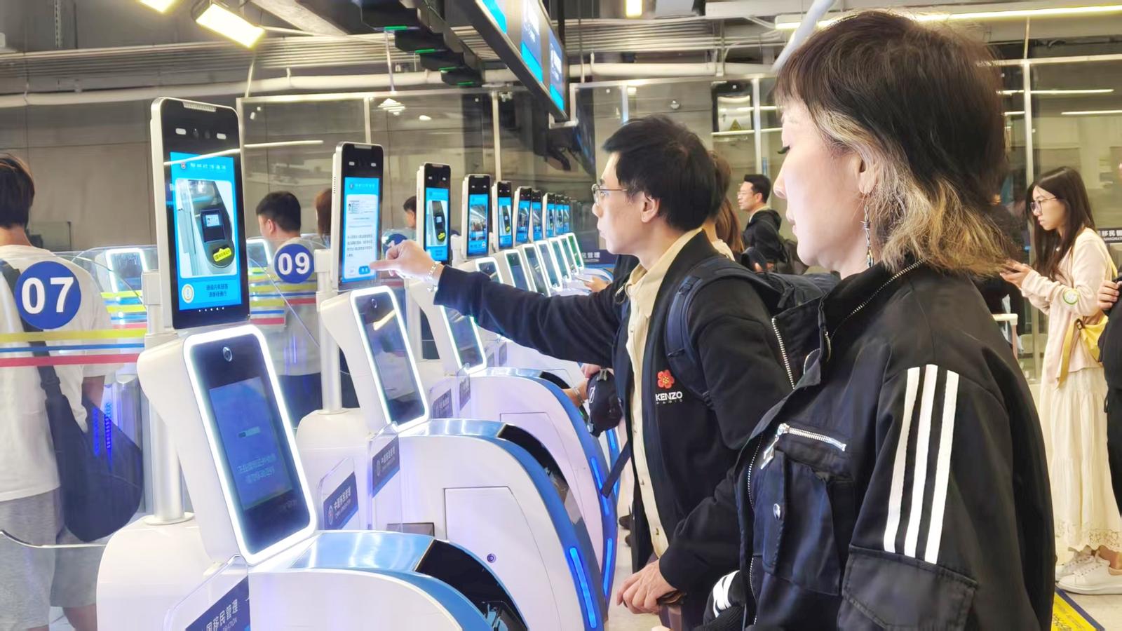 刷脸代替刷证丝滑出入境 深圳皇岗福田口岸139条智能通道启用