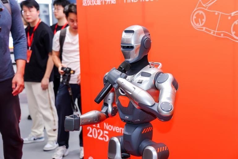 赛博店员就位！众擎联手京东、深业上城携手打造全球首家赛博店员主题潮品店正式启幕