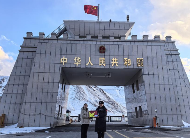 珍贵的“红色信物”！深大援疆支教队获赠红其拉甫国门国旗