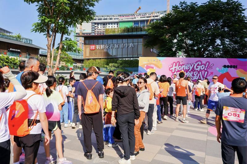 Honey go!创意造型跑跃动香蜜 全龄共筑活力社区“幸福圈”