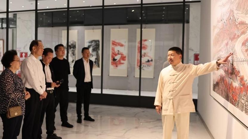 携《春天里的故事》助鹏城公益  著名人文书画艺术家萧四五捐赠画作