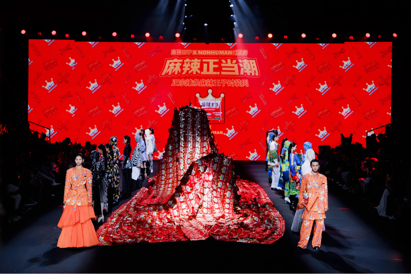 SS26深圳时装周圆满落幕，辣条走秀成全场焦点