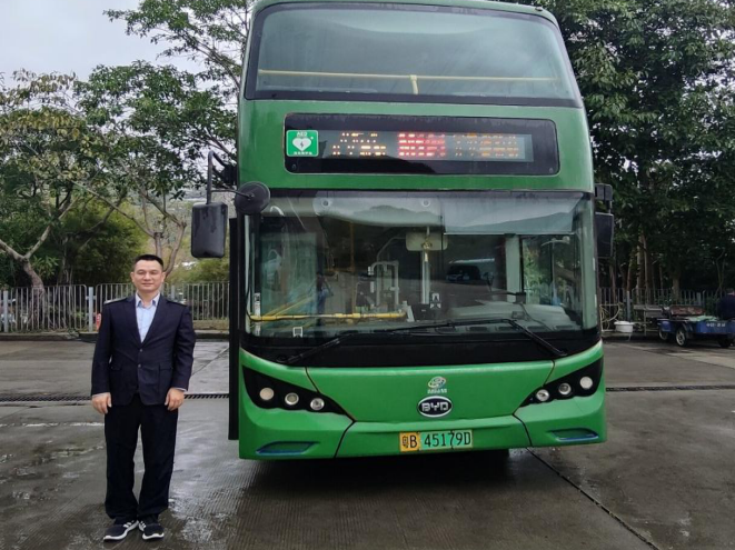 一分钟放缓车速等待，深巴驾驶员用善举为城市添温暖