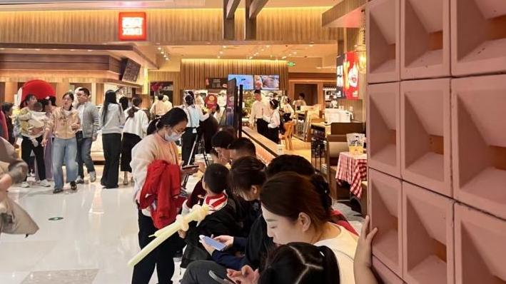 舆论压力下的坚定前行：西贝深圳新店开业火爆