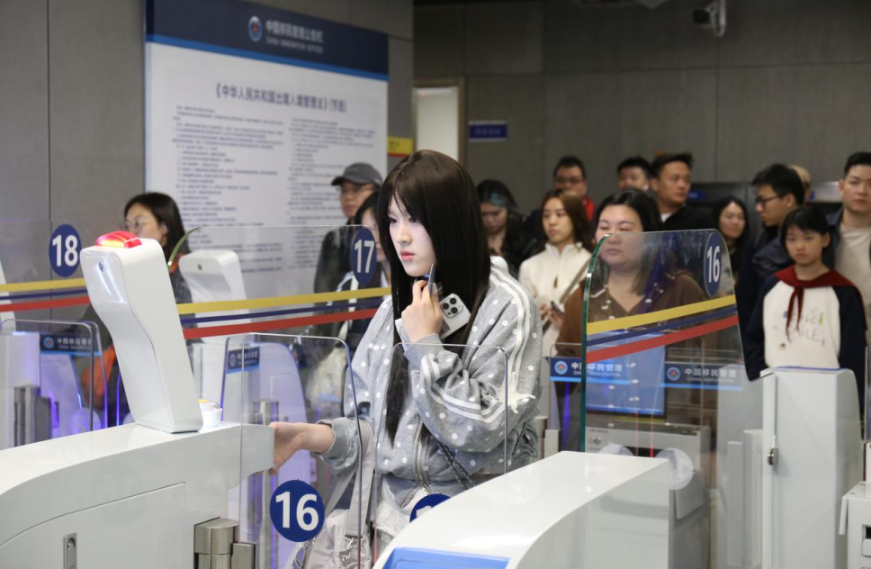 皇岗口岸入境大厅扩容新增3条快捷通道 深港跨境通行再提速