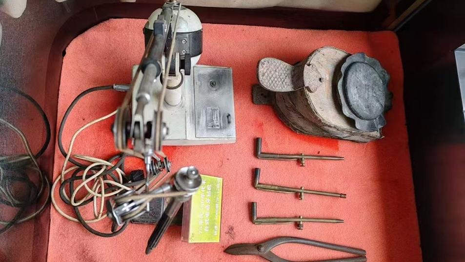 广东百年口腔图话暨文献展在深展出 脚踏式牙钻历经一个世纪保存完好