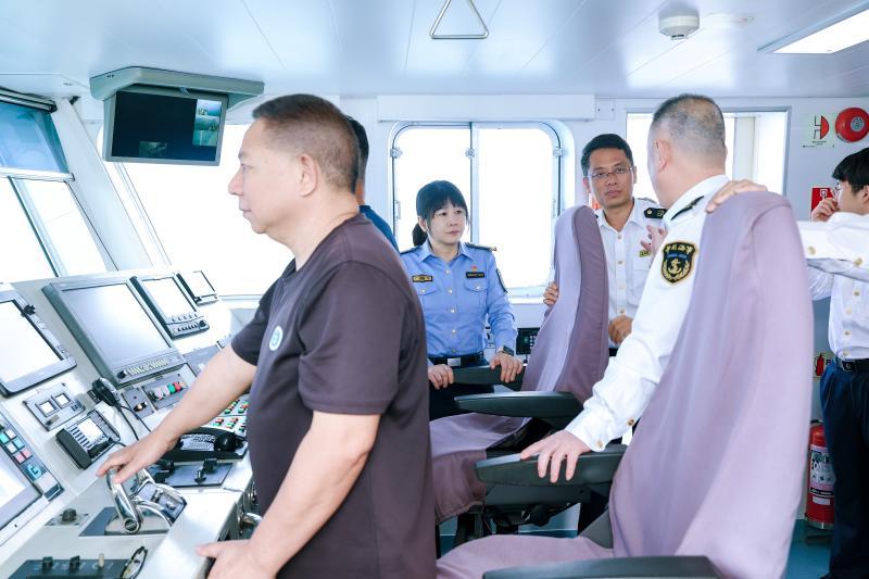 深圳市海洋发展局联合深圳海事局在大鹏湾海域开展联合巡航执法行动