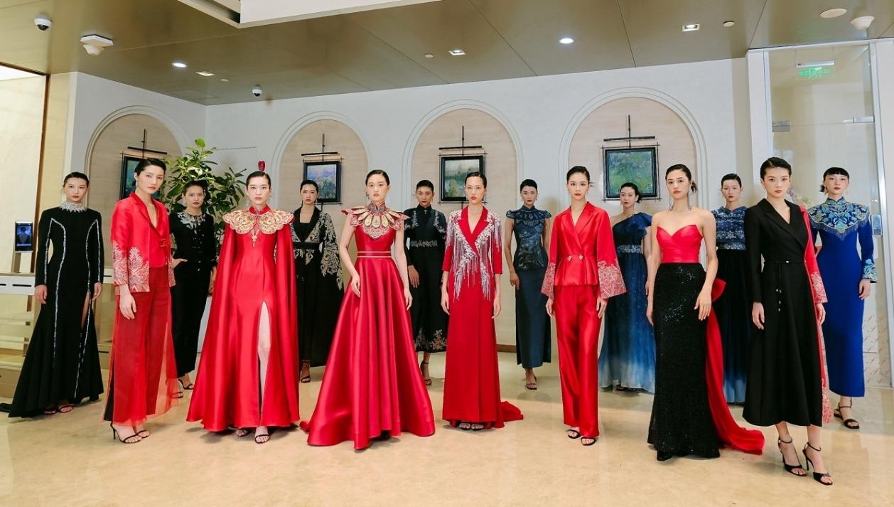 当非遗遇见 AI：JOOOYS“锦绣无界”系列亮相湾区时尚总部