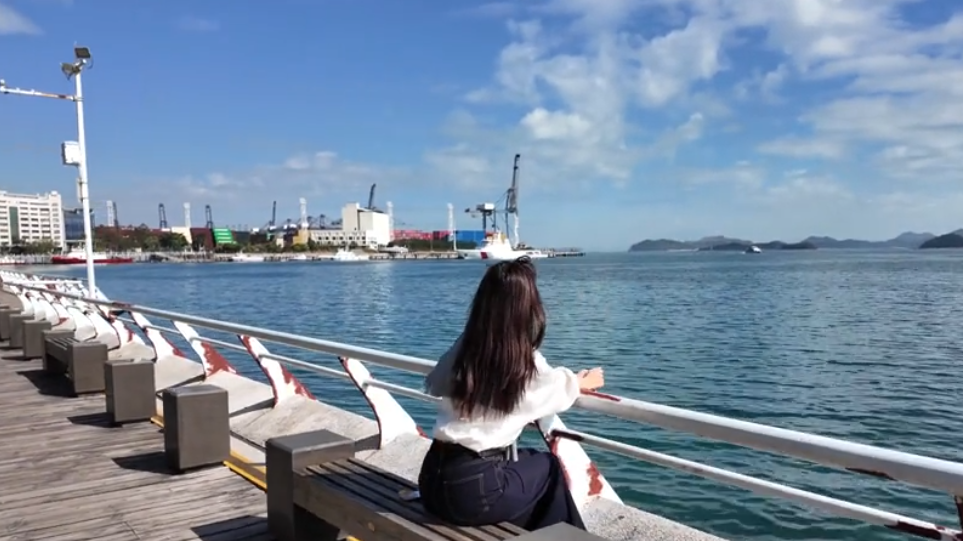 自媒体博主“芥末兜兜在大湾区”实地打卡海滨栈道