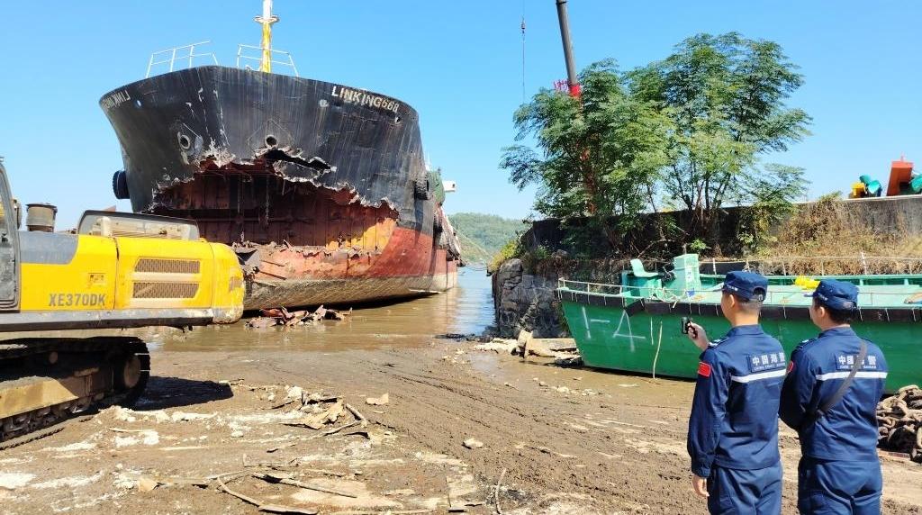 广东深圳海警局依法拆解拍卖 13艘涉案船舶被集中处置