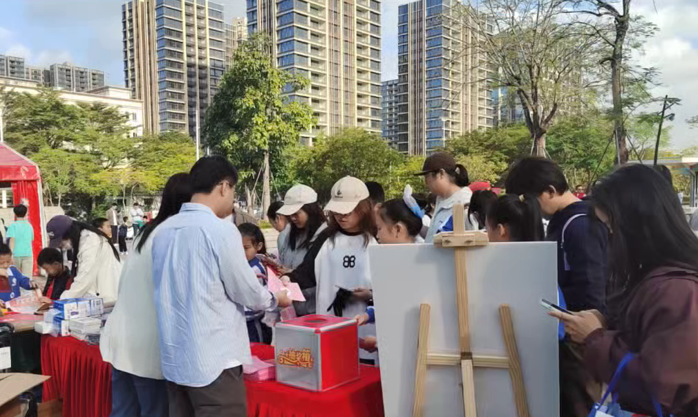 凤凰山麓“邮”书韵 全民“悦”读由心启 邮储银行深圳怀德支行联合开展图书公益活动