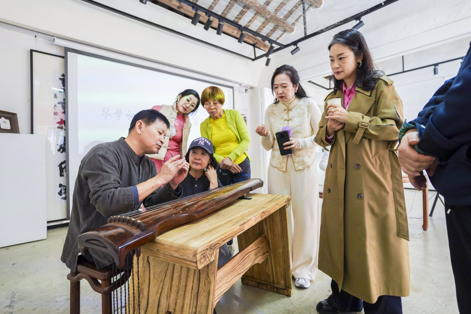 图12 学员跟名师近距离学习.jpg