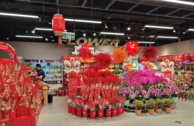 点燃香薰能“显字”许愿、毛孩子也有年夜饭……盒马年货节把年味玩出新花样