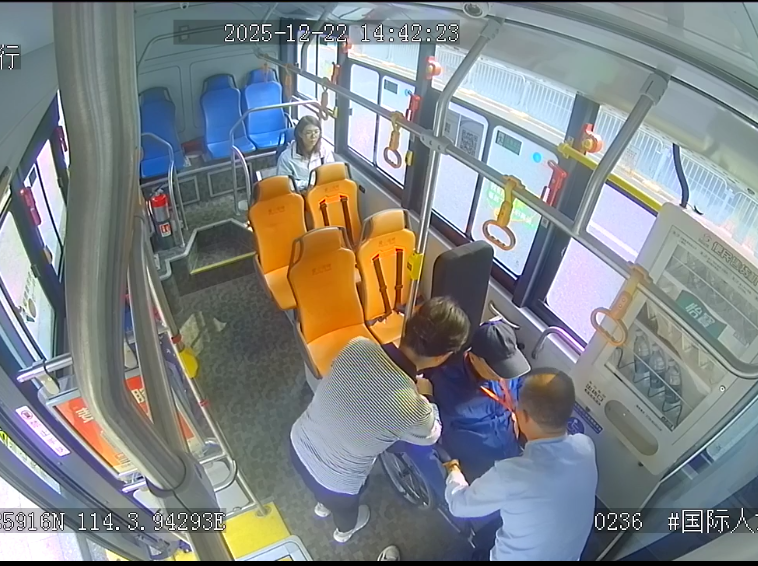 十米车厢暖人心：深巴四公司驾驶员的守护点亮文明之光